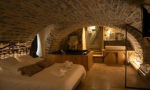 Postel nebo postele na pokoji v ubytování Hébergement insolite avec jacuzzi privatif Millau