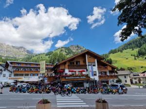grupa motocykli zaparkowanych przed budynkiem w obiekcie Chalet Karin w Arabbie
