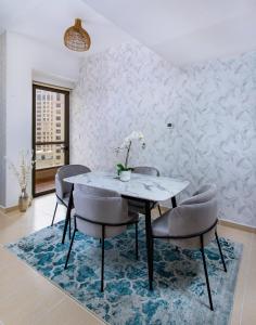 Uma área de estar em Spacious 2 BR with Amazing Marina View Rimal JBR