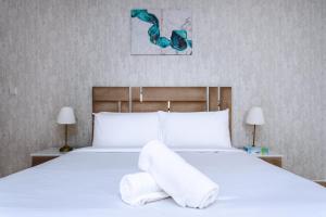Uma cama ou camas num quarto em Spacious 2 BR with Amazing Marina View Rimal JBR