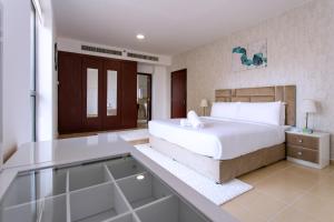 Uma cama ou camas num quarto em Spacious 2 BR with Amazing Marina View Rimal JBR