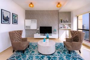 TV a/nebo společenská místnost v ubytování Spacious 2 BR with Amazing Marina View Rimal JBR