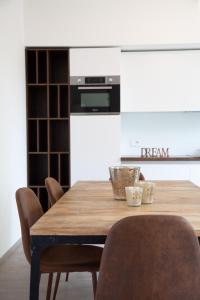 eine Küche mit einem Holztisch und Stühlen in der Unterkunft Villa Umberto in San Giovanni in Marignano
