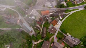 una vista aérea de un pueblo con casas y una carretera en Alp House, en Bohinjska Bela