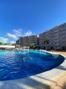 a group of people swimming in a large swimming pool at Gran Lençóis Flat Barreirinhas Apt 509 in Barreirinhas