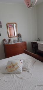 una camera da letto con un letto con un cuscino sopra di A casa di Albino e Giovannina a Conegliano