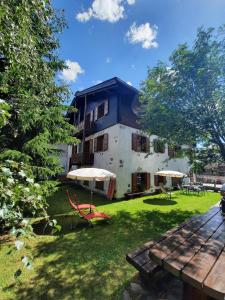 a building with a yard with a picnic table at Bait d'Armin - Sport Azzurro in Livigno