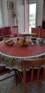uma mesa com um prato de fruta em cima em A casa di Albino e Giovannina em Conegliano