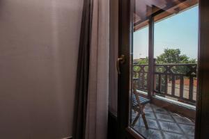 una puerta que da a un balcón con vistas al océano en Meteora Heaven and Earth Kastraki premium suites - Adults Friendly, en Kalambaka