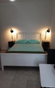Een bed of bedden in een kamer bij Villa colonial suite n 4 basic interior