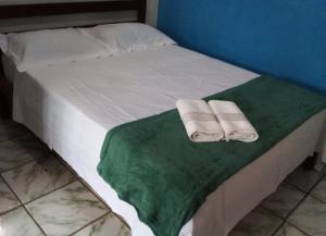 a bed with two towels on top of it at Pousada Flor do deserto - Mandacaru in Santo Amaro