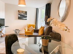 TV a/nebo společenská místnost v ubytování Broc House Suites