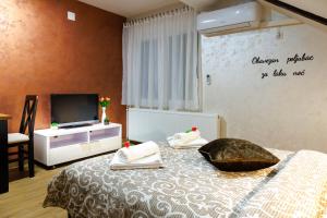 Postel nebo postele na pokoji v ubytování Apartmani Nina