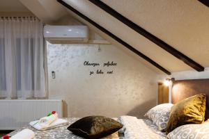 Postel nebo postele na pokoji v ubytování Apartmani Nina