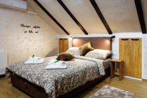 Postel nebo postele na pokoji v ubytování Apartmani Nina