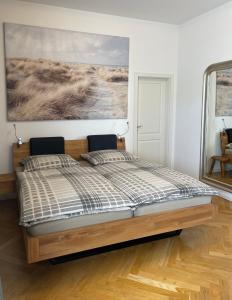 1 cama en una habitación con un cuadro en la pared en Helle Terrassenwohnung in Traumlage von Dresden, en Dresden