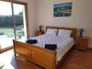 um quarto com uma cama grande e 2 cadeiras em Maison familiale jardin à 700m des plages Ty Nowen em Trégunc