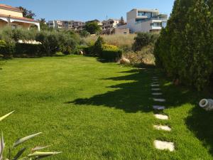 Vonkajšia záhrada v ubytovaní Ostria Apartments Kalives
