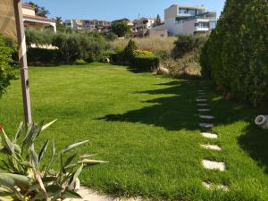 Vonkajšia záhrada v ubytovaní Ostria Apartments Kalives