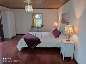 モカナルにあるCasa Rural Miposaのベッドルーム1室(大型ベッド1台、ランプ2つ付)