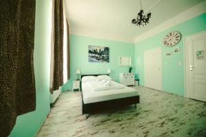 Un pat sau paturi într-o cameră la Hotel California