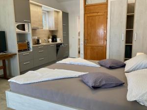 two beds in a room with a kitchen at Apartments Villa Agatha in Sveti Filip i Jakov