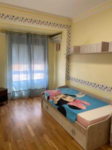 um quarto com uma cama e um beliche em APARTAMENTO FF MONJAS CLARISAS em Oliva