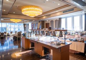 a large room with a table with glasses on it at Hotel New Palace in Shingu