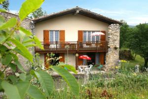 Casa con balcón y terraza en Cabanat en Belvis