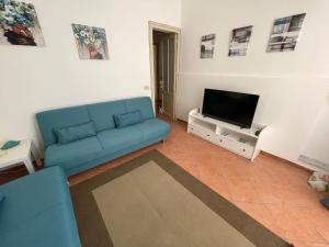 A television and/or entertainment centre at Casa vacanze Baglio Barcellona Mondello