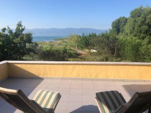 2 Stühle auf einem Balkon mit Meerblick in der Unterkunft Home on Iznik Lake with its own Private Beach in Bursa