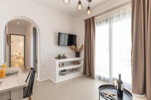 TV a/nebo společenská místnost v ubytování Sand & Sea Private Pool Villa Agia Anna