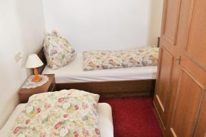 Llit o llits en una habitació de Pension Sonnenhof