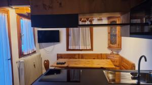 A kitchen or kitchenette at La Casa Degli Artisti - presso Sussy Residence Még 19 kép