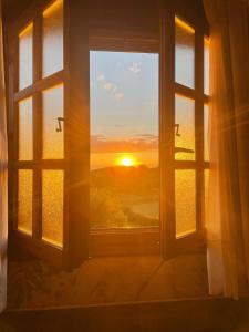 an open window with a view of a sunset at Don Pablo in Pechón