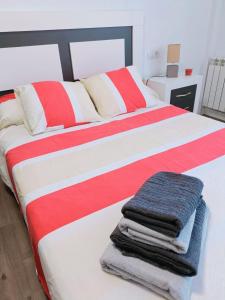 ein Schlafzimmer mit 2 Betten und Handtüchern darauf in der Unterkunft Apartamento El Torreón, con opción a parking in Saragossa