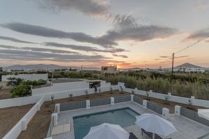 Východ nebo západ slunce při pohledu z vily nebo okolí