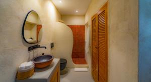 uma casa de banho com um lavatório, um WC e um espelho. em Townhouse em Bodrum City