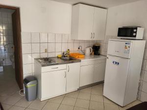 Kuchyň nebo kuchyňský kout v ubytování Apartments Mašić