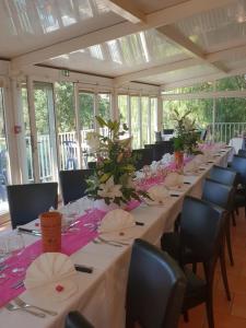 Un restaurante o sitio para comer en Le Relais Des Lavandins