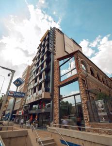 un bâtiment situé sur le côté d'une rue dans l'établissement Hotel 86 By Katipoğlu, à Izmir