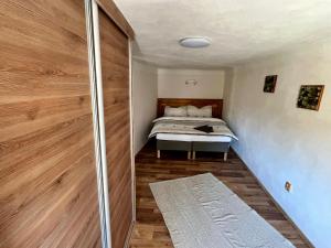 Cama ou camas em um quarto em EDER- Penzion & Apartmány