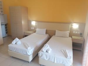 Un pat sau paturi într-o cameră la Decauville Hotel