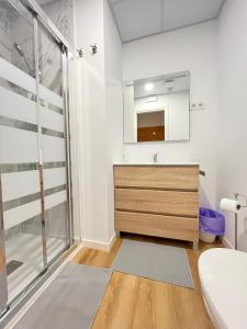uma casa de banho com um lavatório e um espelho em ILE AINA MALASAÑA em Madri