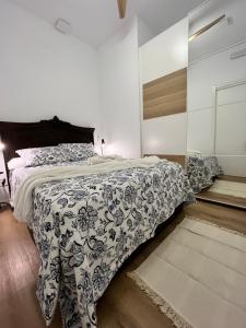 Кровать или кровати в номере ILE AINA MALASAÑA