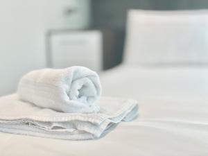 een stapel handdoeken bovenop een tafel bij Clyde Villa in Glasgow +55 foto's