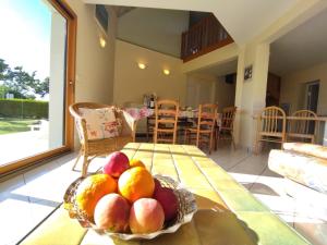 uma taça de fruta numa mesa num quarto em Maison familiale jardin à 700m des plages Ty Nowen em Trégunc