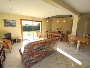 uma sala de estar com um sofá e uma mesa em Maison familiale jardin à 700m des plages Ty Nowen em Trégunc