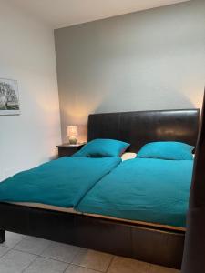Ein Bett oder Betten in einem Zimmer der Unterkunft Mitten in der Natur : Ferienwohnung mit 3 Schlafzimmern, neu eingerichtet