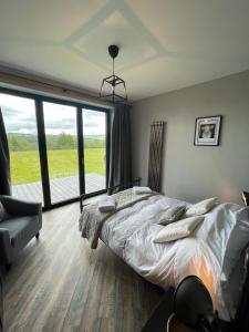 Un pat sau paturi într-o cameră la Three-winds-guesthouse